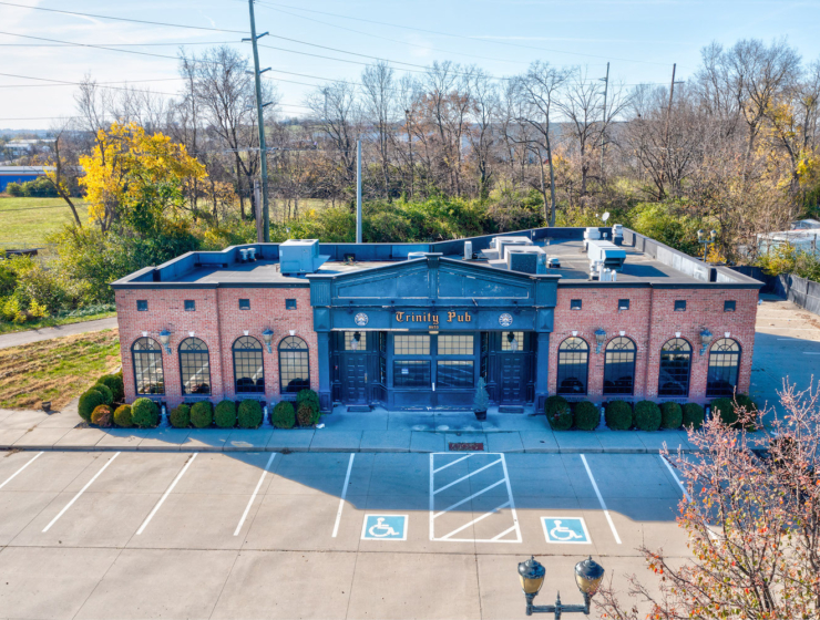 Bar/Restaurant & Contents on Busy 747